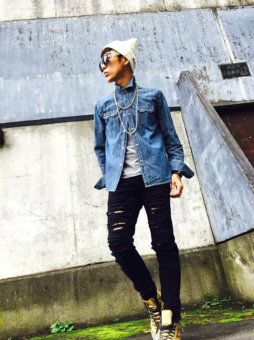 「スニーカー、converse、ニットキャップ、サングラス、デニムシャツ、ハイカットスニーカー、クラッシュデニム、AMERICAN RAG CIE、ゴールドアクセ、黒スキニー」｜「BasiquentiのBASIQUENTI ウルフワッチ（ニットキャップ/ビーニー）」を使った、TETUさん（メンズ・174cm）の秋コーディネートの1枚目の写真