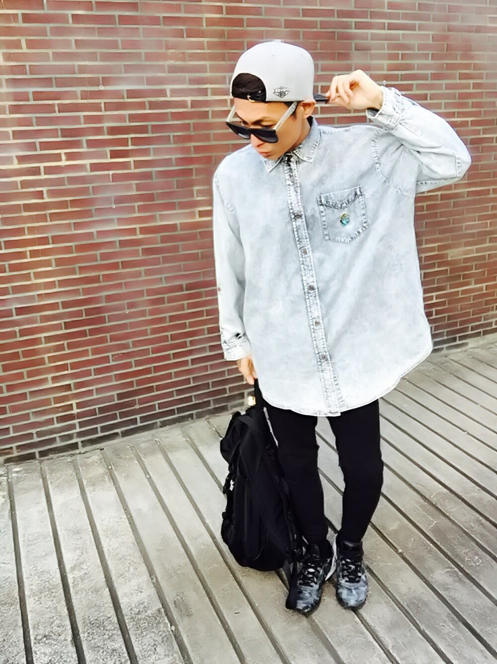 「デニム、スキニー、キャップ、デニムシャツ、ロングシャツ、オーバーサイズ、ケミカルウォッシュ、黒パンツ、黒スキニー、キャップ後ろかぶり」｜「7UnionのNYC finest（キャップ、グレー系）」を使った、TETUさん（メンズ・174cm）の秋コーディネートの1枚目の写真