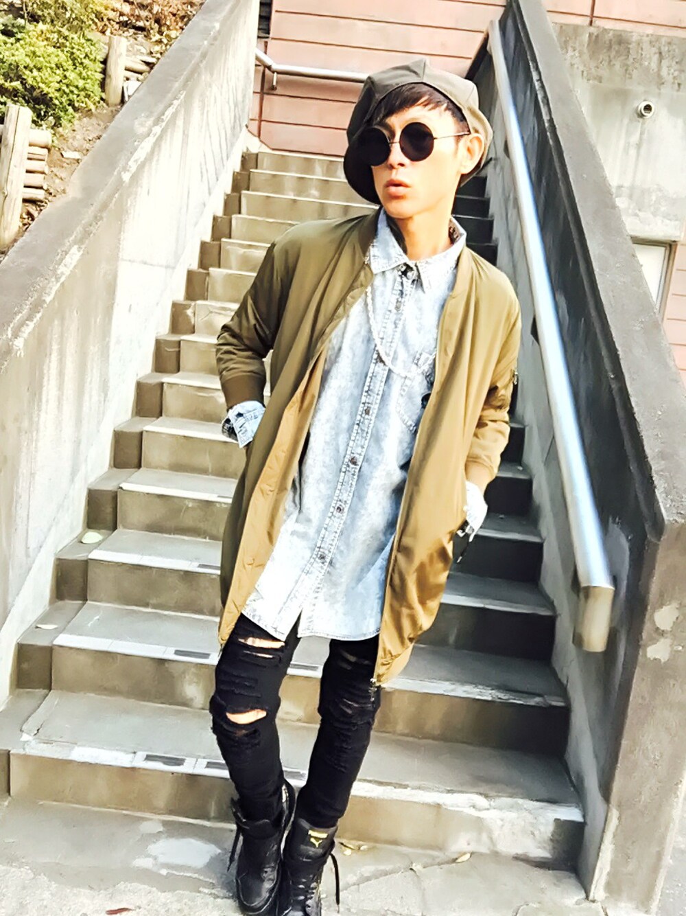 「MA-1、キャスケット、カーキ、ロング丈、ハイカットスニーカー、ケミカルウォッシュ、クラッシュデニム、秋服、黒スキニー、黒スニーカー」｜「PUNYUSのワンポイントビッグデニムシャツ（シャツ/ブラウス、ブルー系）」を使った、TETUさん（メンズ・174cm）の秋コーディネートの1枚目の写真