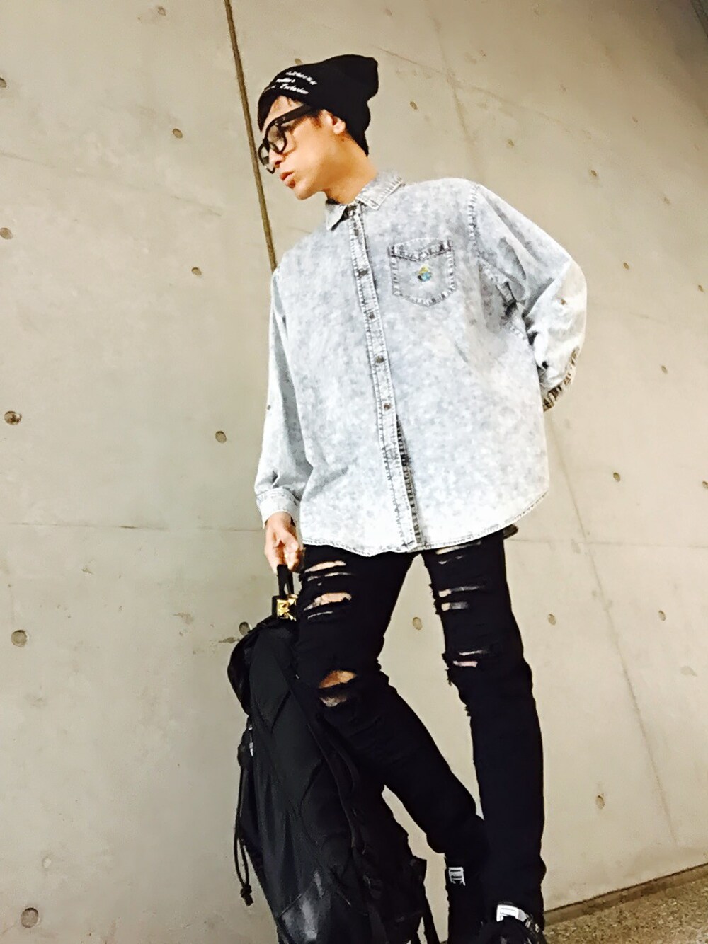「シンプル、シャツ、スキニーパンツ、ニット帽、めがね、ニットキャップ、デニムシャツ、オーバーサイズ、クラッシュデニム、黒スニーカー」｜「ADPOSIONのレタリング　キャップ（ニットキャップ/ビーニー）」を使った、TETUさん（メンズ・174cm）の秋コーディネートの1枚目の写真