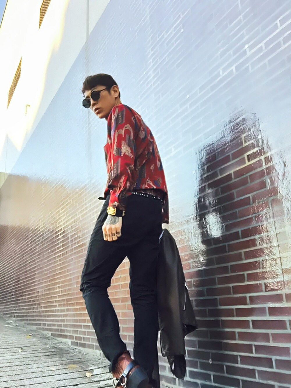 「スキニー、柄シャツ、UNIQLO、秋のコーデ、サングラス、GIVENCHY、シャツイン、黒パンツ、ゴールドアクセ、秋コーデ」｜「unrelaxingのUR-82 スタッズブレスレット スタッズバングル（ブレスレット、ブラック系）」を使った、TETUさん（メンズ・174cm）の秋コーディネートの1枚目の写真