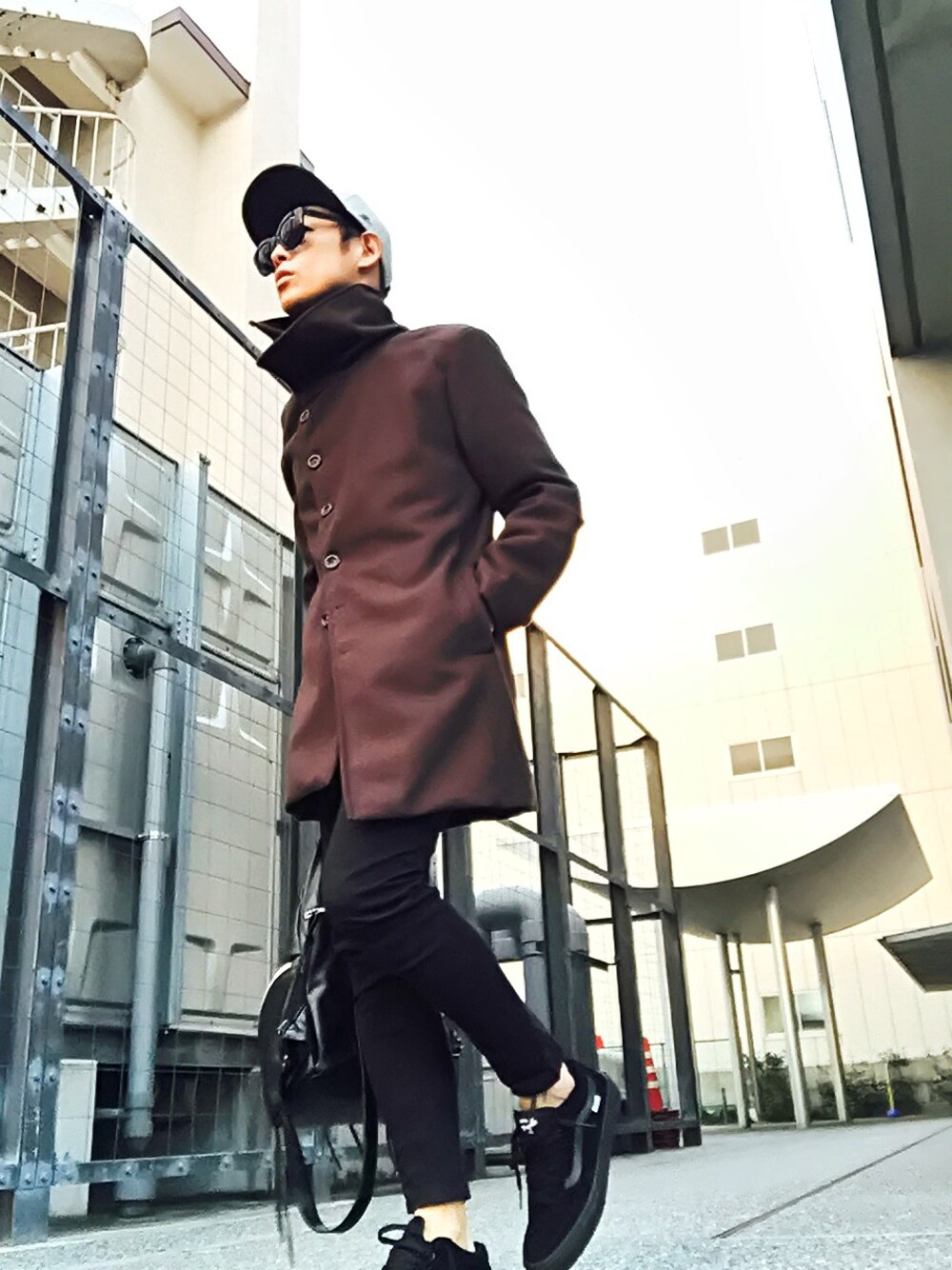 「コート、VANS、大人カジュアル、冬、スタンドカラー、秋服、黒スキニー、雨の日コーデ、黒スニーカー、秋冬」｜「VANSの【VANS】 ヴァンズ 　VN-0ZSN1OJ　　TNT SG 　　BLACKOUT（スニーカー、ブラック系）」を使った、TETUさん（メンズ・174cm）の秋コーディネートの1枚目の写真