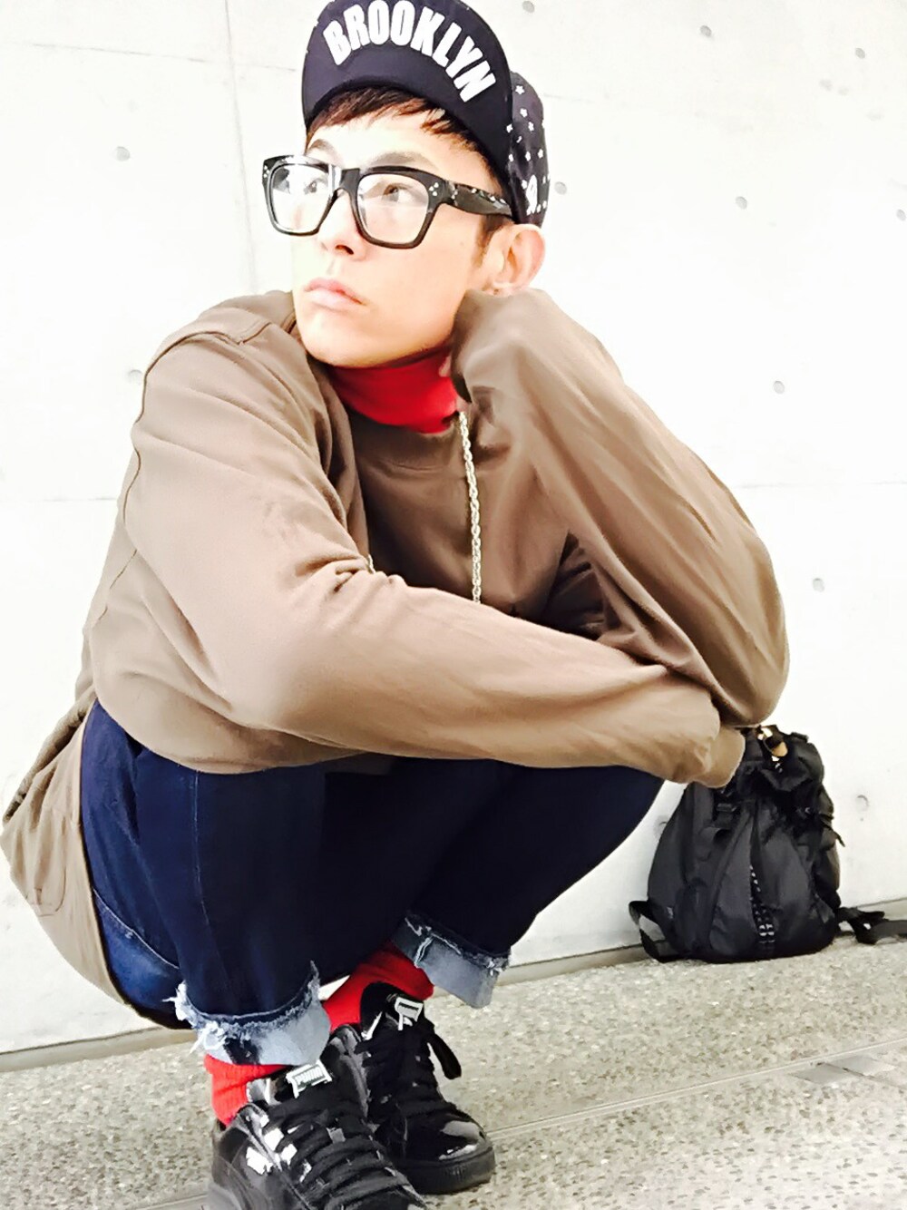 「スニーカー、スキニーパンツ、キャップ、ロールアップ、メガネ男子、ゆるコーデ、秋冬、ゆったりコーデ、黒スニーカー、タートルネック」｜「ONSPOTZのONSPOTZ ORIGINAL NEWERA BIKE CAP STAR SOTS UNDERVISOR BOOKLYN NAVY [ NEW ERA CAP ]（キャップ、ブルー系）」を使った、TETUさん（メンズ・174cm）の秋コーディネートの1枚目の写真