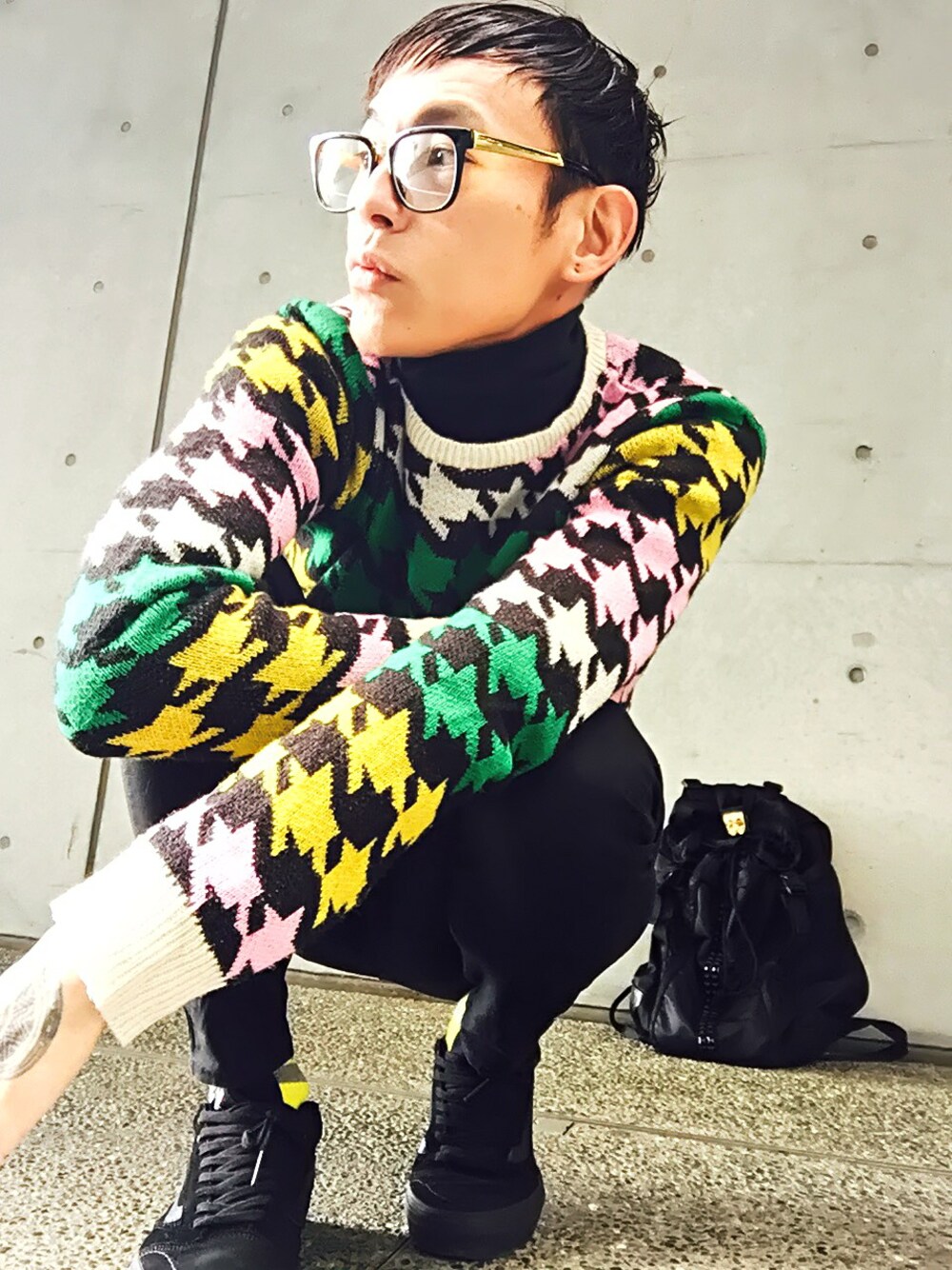 「ニット、VANS、スキニー、千鳥柄、タートルネック、冬、メガネ男子、秋服、黒スキニー、黒スニーカー」｜「VANSの【VANS】 ヴァンズ 　VN-0ZSN1OJ　　TNT SG 　　BLACKOUT（スニーカー、ブラック系）」を使った、TETUさん（メンズ・174cm）の秋コーディネートの1枚目の写真