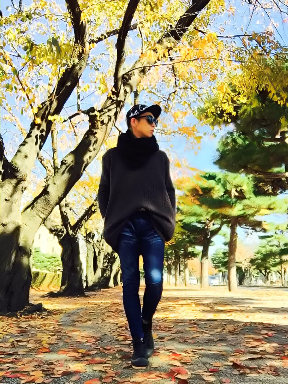 「スニーカー、スヌード、converse、NEW ERA、スキニーデニム、ゆったりコーデ、黒スニーカー、秋冬、オーバーサイズニット」｜「unrelaxingのオーバーサイズケーブル編みビッグニット ビッグセーター オーバーサイズニット UR-86（ニット/セーター、グレー系）」を使った、TETUさん（メンズ・174cm）の秋コーディネートの1枚目の写真