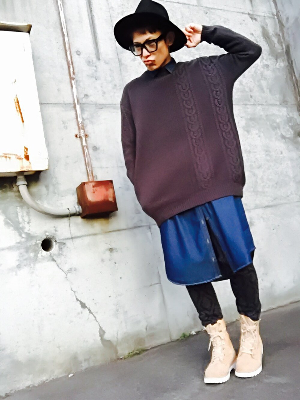 「ニット、ブーツ、めがね、ハット、デニムシャツ、ロング丈、冬、ゆったりコーデ、秋冬、秋冬コーデ」｜「CAMINANDOの＜monkey time × CAMINANDO＞∴ SD ARMY/BT/ブーツ（ブーツ、ベージュ系）」を使った、TETUさん（メンズ・174cm）の秋コーディネートの1枚目の写真