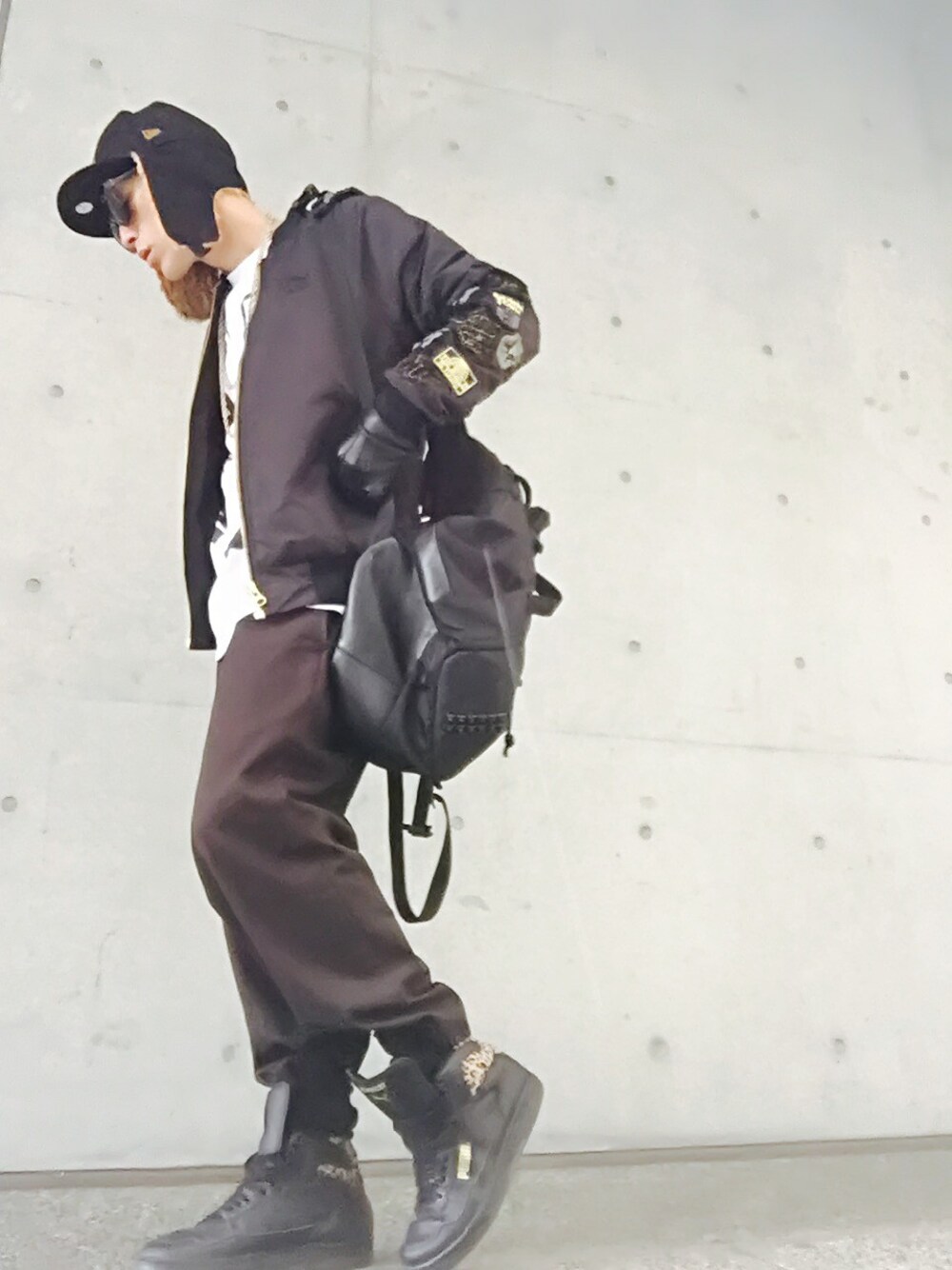 「ブラック、バックパック、MA-1、ストリート、黒、ワイドパンツ、ハイカットスニーカー、冬、ファー帽子、黒スニーカー」｜「NEW ERAのONSPOTZ ORIGINAL NEWERA 59FIFTY CAP DUCK DOGEAR NEW YORK YANKEES BLACK（キャップ、ブラック系）」を使った、TETUさん（メンズ・174cm）の冬コーディネートの1枚目の写真