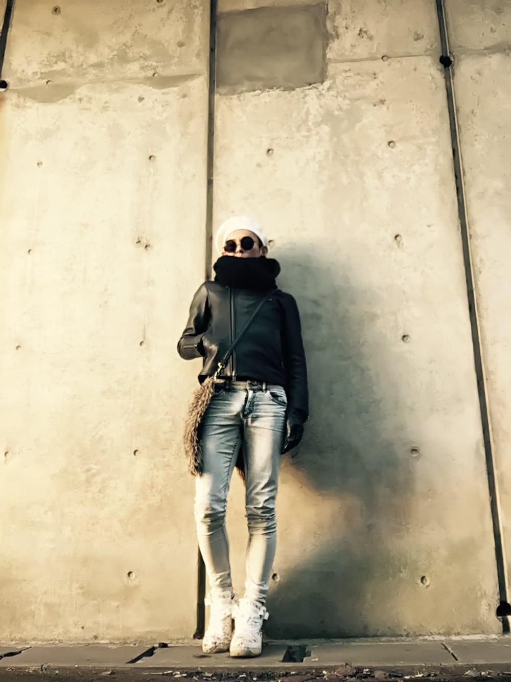 「スニーカー、スヌード、レザー、NIKE、レザージャケット、ライダース、ベレー帽、スキニー、ライダースジャケット、冬」｜「URBAN RESEARCH DOORS MENSのDOORS Leather Riders Jacket（ライダースジャケット、ブラック系）」を使った、TETUさん（メンズ・174cm）の冬コーディネートの1枚目の写真
