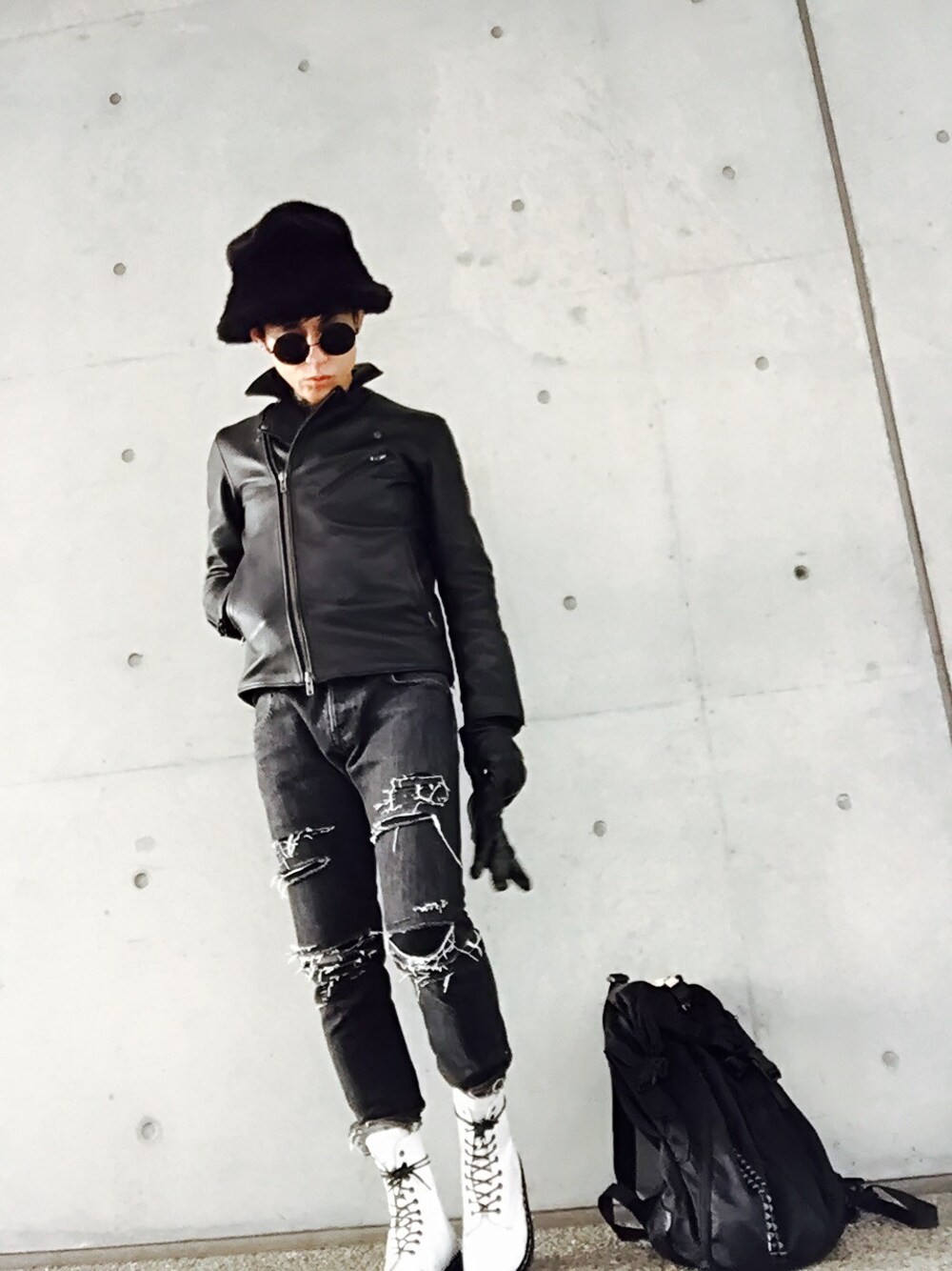 「デニム、ブーツ、シンプル、レザー、ブラック、ライダース、スキニー、黒、冬コーデ、ファー帽子」｜「URBAN RESEARCH DOORS MENSのDOORS Leather Riders Jacket（ライダースジャケット、ブラック系）」を使った、TETUさん（メンズ・174cm）の冬コーディネートの1枚目の写真