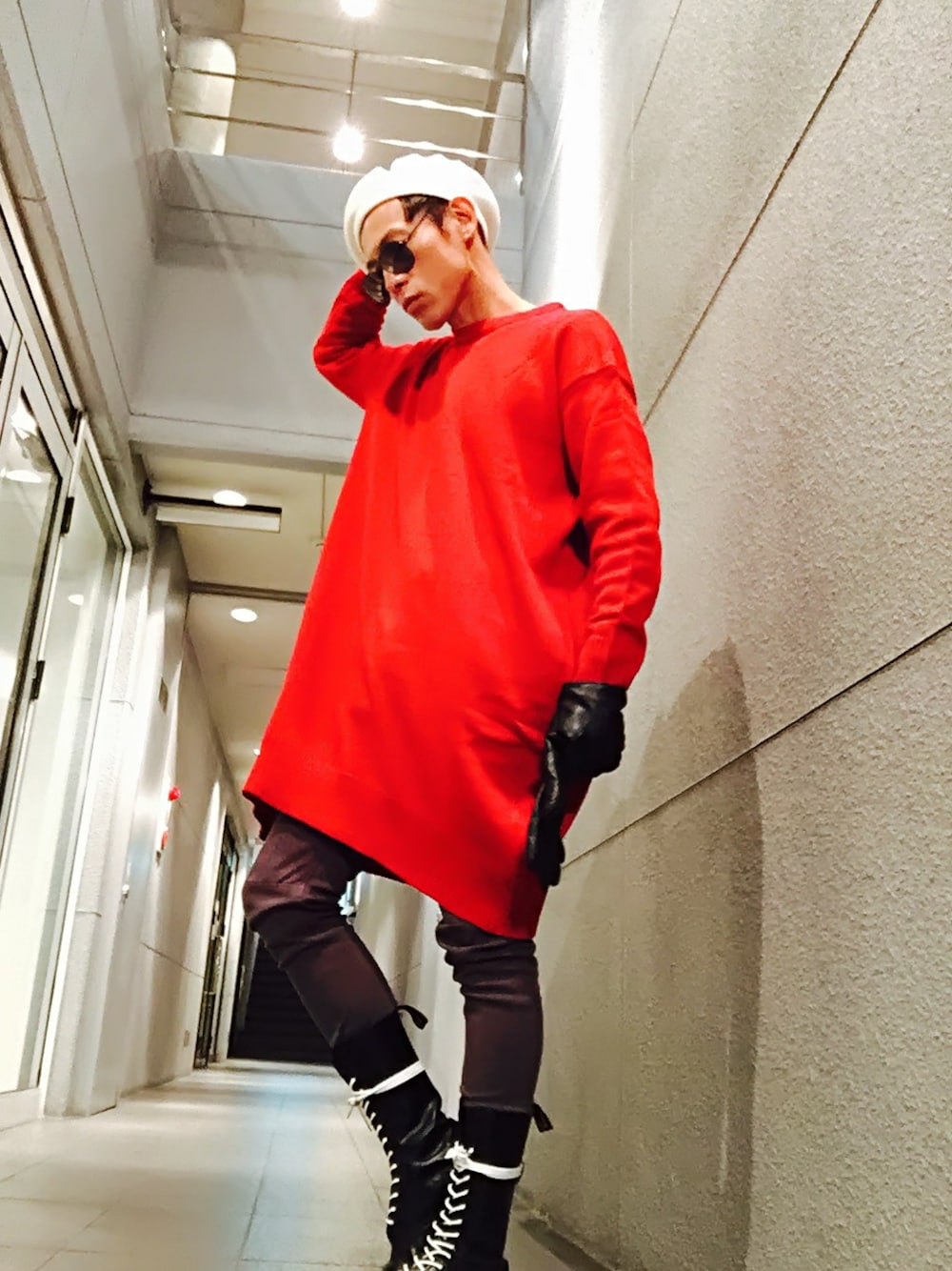 「ニット、ブーツ、シンプル、スキニーパンツ、ベレー帽、スキニー、サングラス、Dr.Martens、ラフ、オーバーサイズニット」｜「LouchesのLO-01M スーパーオーバーサイズニット（ニット/セーター、レッド系）」を使った、TETUさん（メンズ・174cm）の冬コーディネートの1枚目の写真