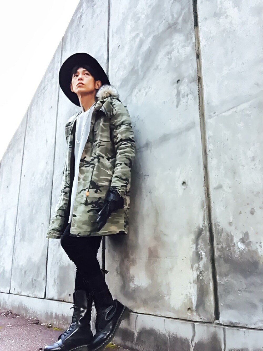 「コート、モッズコート、ブーツ、ストリート、Dr.Martens、冬コーデ、ロング丈、ブーツイン、黒スキニー、マウンテンハット」｜「603の603 カモフラージュモッズコート（モッズコート、グリーン系）」を使った、TETUさん（メンズ・174cm）の冬コーディネートの1枚目の写真