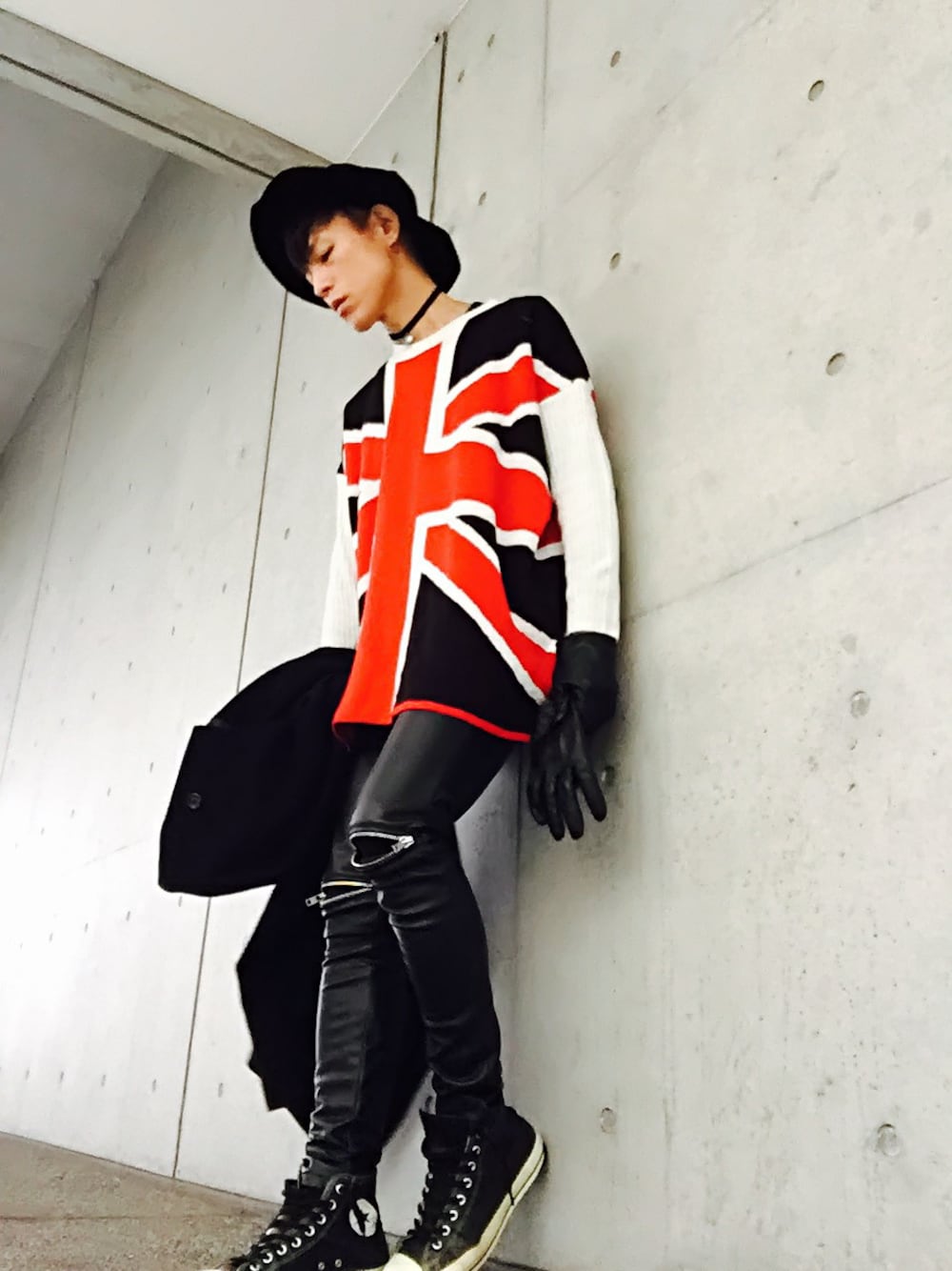 「ニット、レザー、converse、チョーカー、古着MIX、レザーパンツ、マウンテンハット、UK、冬、ユニオンジャック」｜「WEGOのWEGO/コンチョチョーカー（チョーカー、シルバー系）」を使った、TETUさん（メンズ・174cm）の冬コーディネートの1枚目の写真