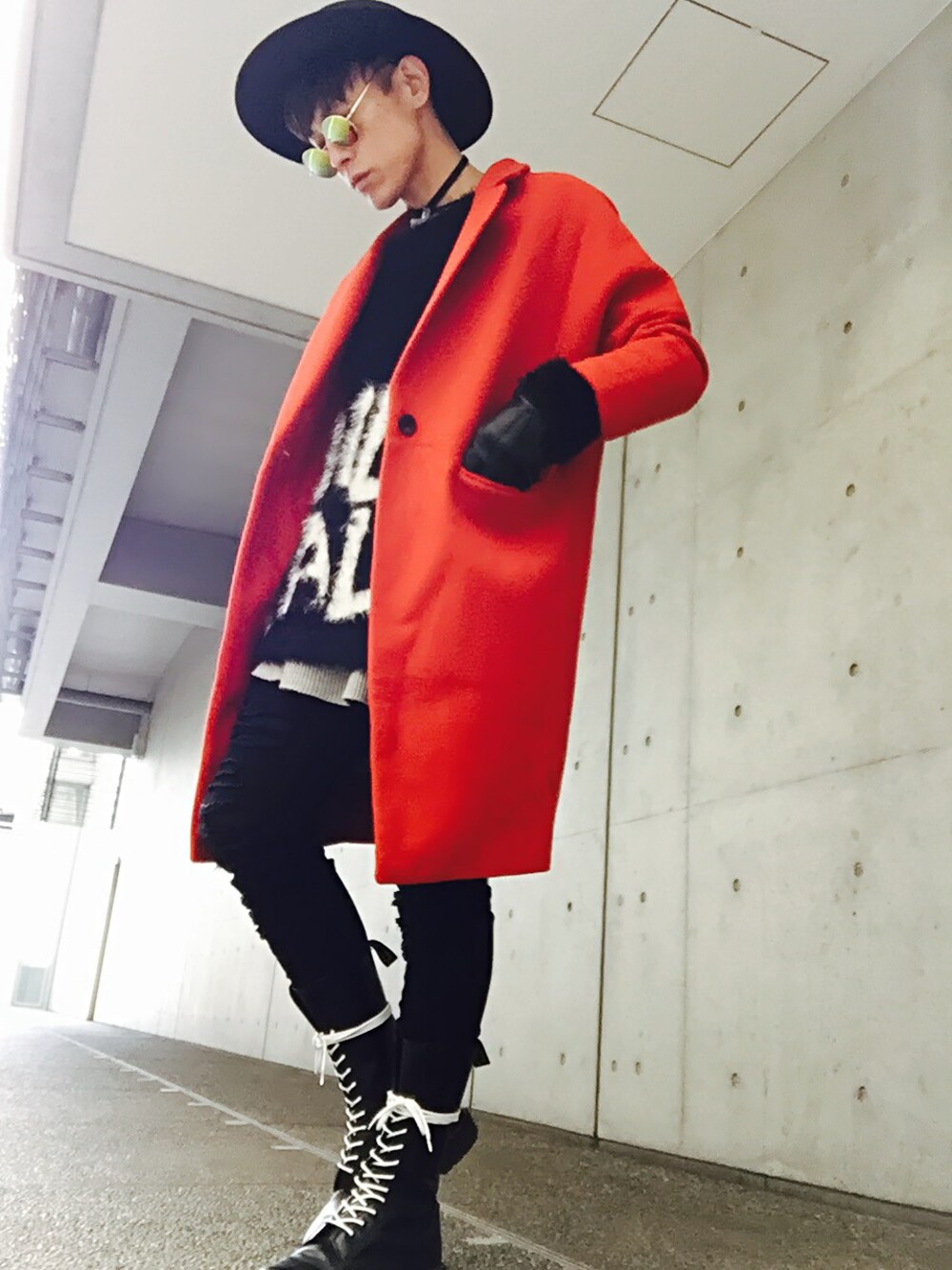 「コート、ニット、ブーツ、チェスターコート、サングラス、Dr.Martens、ハット、冬、オトナカジュアル、冬のコーデ」｜「KBFのKBF　BIGチェスターコート（チェスターコート、レッド系）」を使った、TETUさん（メンズ・174cm）の冬コーディネートの1枚目の写真