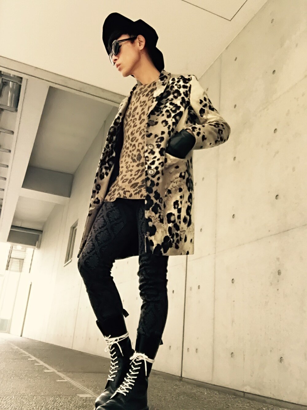「ニット、レオパード、チェスターコート、スキニー、サングラス、Dr.Martens、ハット、コクーンコート、マウンテンハット、ジェンダーレス」｜「SISLEYのウール総柄コクーンコート（その他アウター、グレー系）」を使った、TETUさん（メンズ・174cm）の冬コーディネートの1枚目の写真