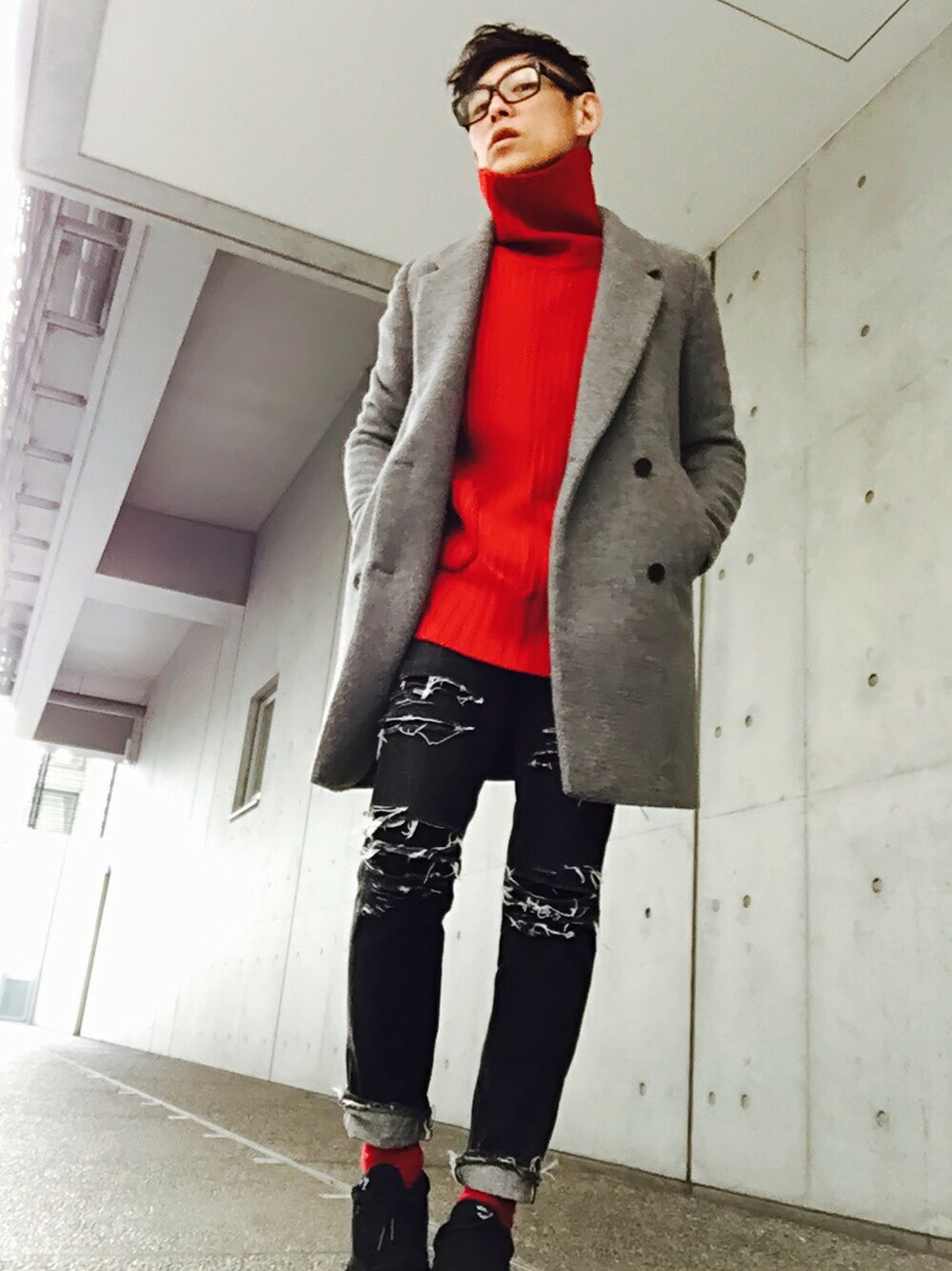 「スニーカー、ニット、VANS、シンプル、チェスターコート、赤、タートルネック、デニムパンツ、ロールアップ、クラッシュデニム」｜「VANSの【VANS】 ヴァンズ 　VN-0ZSN1OJ　　TNT SG 　　BLACKOUT（スニーカー、ブラック系）」を使った、TETUさん（メンズ・174cm）の冬コーディネートの1枚目の写真