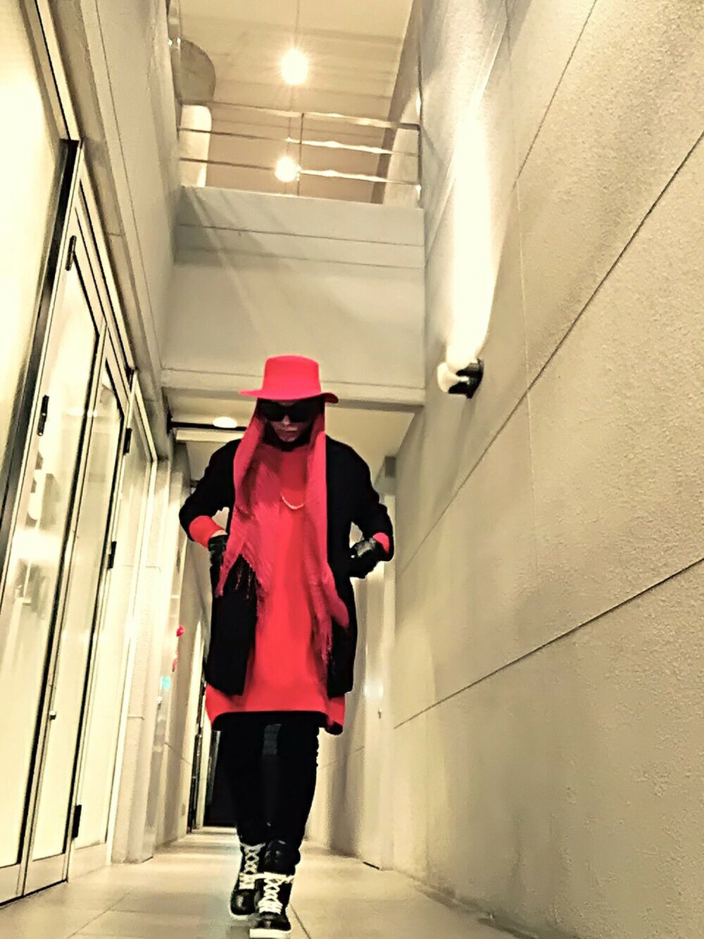 「ニット、ストール、スキニー、黒、赤、ハット、ロング丈、モード、冬、黒スキニー」｜「WEGOのWEGO/ワイドブリムカンカンハット（ハット、レッド系）」を使った、TETUさん（メンズ・174cm）の冬コーディネートの1枚目の写真