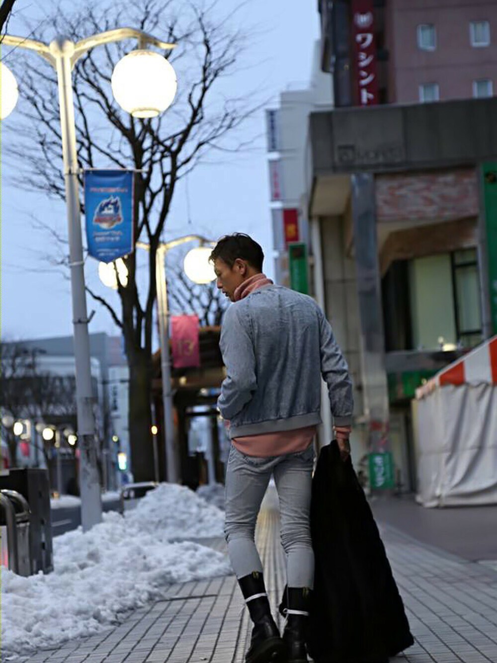 「ブルゾン、コート、ニット、スキニー、Dr.Martens、タートルネック、ケミカルウォッシュ、シンプルコーデ、デニムオンデニム、ジェンダーレス」｜「Dr. Martensの15ホールレースアップブーツ（ブーツ、ブラック系）」を使った、TETUさん（メンズ・174cm）の冬コーディネートの1枚目の写真