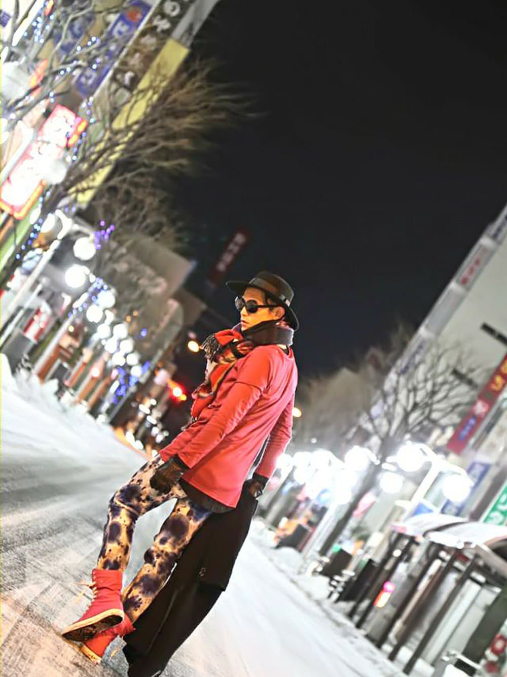 「デニム、ピンク、マフラー、converse、ハット、レイヤードスタイル、デニムパンツ、ロング丈、冬、コンバース推薦会員」｜「LOWRYS FARMの○●mikoa LOWRYS FARM●○フェルトカンカンHAT/MK　566963（ハット、ブラック系）」を使った、TETUさん（メンズ・174cm）の冬コーディネートの1枚目の写真