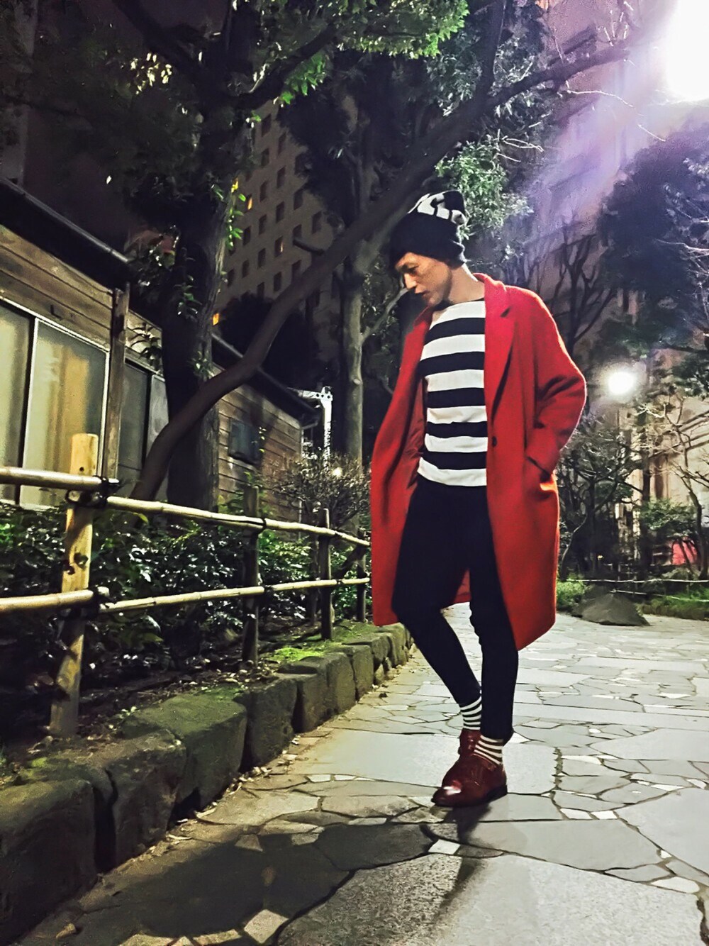 「ボーダー、コート、冬、シンプルコーデ、モンクストラップ、ドレスシューズ、ニット帽、黒スキニー、ボーダーニット、レモン会🍋」｜「KBFのKBF　BIGチェスターコート（チェスターコート、レッド系）」を使った、TETUさん（メンズ・174cm）の冬コーディネートの1枚目の写真