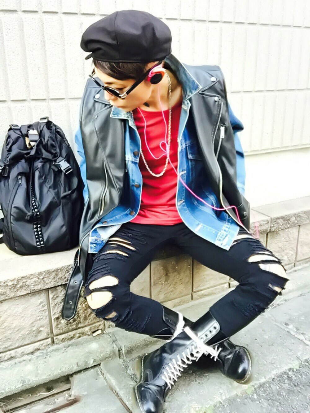 「デニムジャケット、ライダース、Dr.Martens、春コーデ、古着MIX、カジュアル、バックパック、サングラス、デニムパンツ、ストリート」｜「and it_ののびのびシンプルカラーロングカットソー（Tシャツ/カットソー、ピンク系）」を使った、TETUさん（メンズ・174cm）の冬コーディネートの1枚目の写真