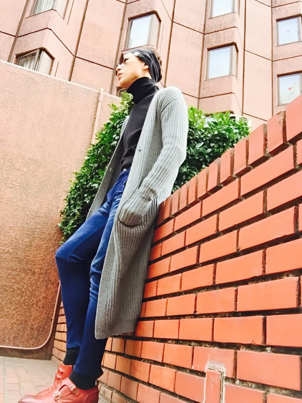 「カーディガン、シンプル、ヘアバンド、スキニー、サスペンダー、ドレスシューズ、タートルネック、ロング丈、モンクストラップ、きれいめカジュアル」｜「VARISISTAのVARISISTA（ヴァリジスタ） / ダブルモンクストラップ スタッズシューズ Z1707（ドレスシューズ、レッド系）」を使った、TETUさん（メンズ・174cm）の冬コーディネートの1枚目の写真