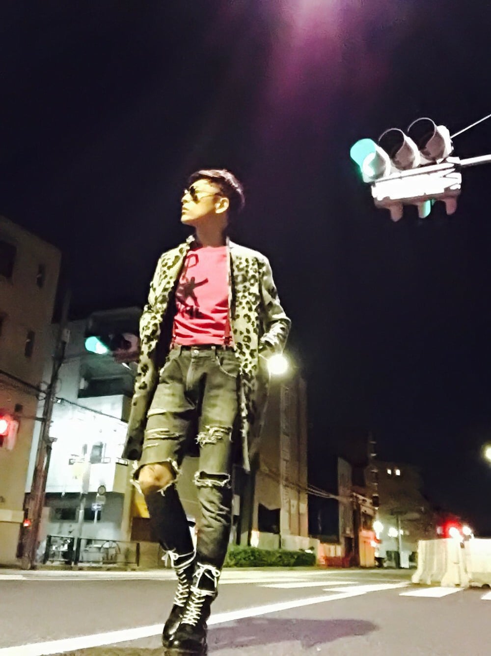 「コート、ジャケット、デニム、レオパード、ピンク、サングラス、サスペンダー、Dr.Martens、オトナカジュアル」｜「SISLEYのウール総柄コクーンコート（その他アウター、グレー系）」を使った、TETUさん（メンズ・173cm）の冬コーディネートの1枚目の写真