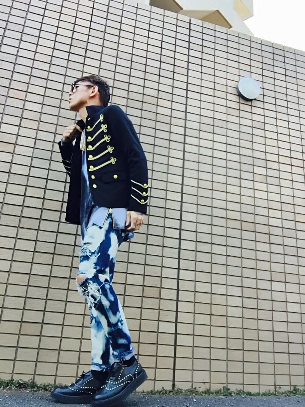 「ジャケット、デニム、ラバーソール、サングラス、デニムパンツ、ロング丈、ナポレオンジャケット、ゴールド、ブリーチデニム、ゴールドアクセ」｜「CASPER JOHN AIVERのAIVER スモークアートロングカットソー　【WEB限定価格】（Tシャツ/カットソー、その他）」を使った、TETUさん（メンズ・174cm）の春コーディネートの1枚目の写真