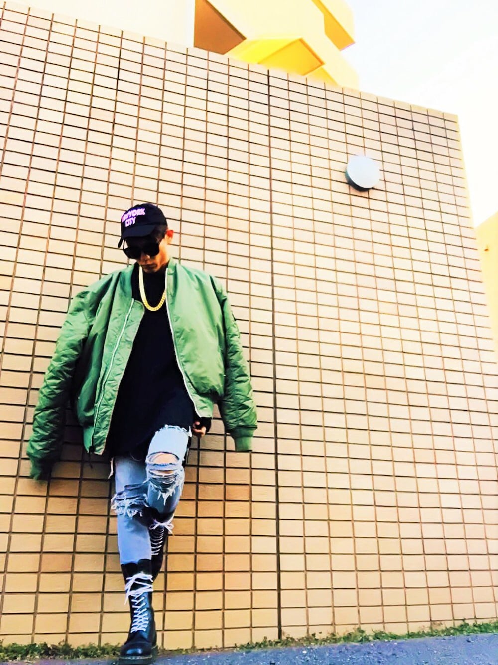 「デニム、ビッグシルエット、ミリタリー、スキニー、MA-1、キャップ、サングラス、Dr.Martens、ロング丈、春コーデ」｜「WEGOのWEGO/NYCキャップ（キャップ、ブラック系）」を使った、TETUさん（メンズ・174cm）の春コーディネートの1枚目の写真