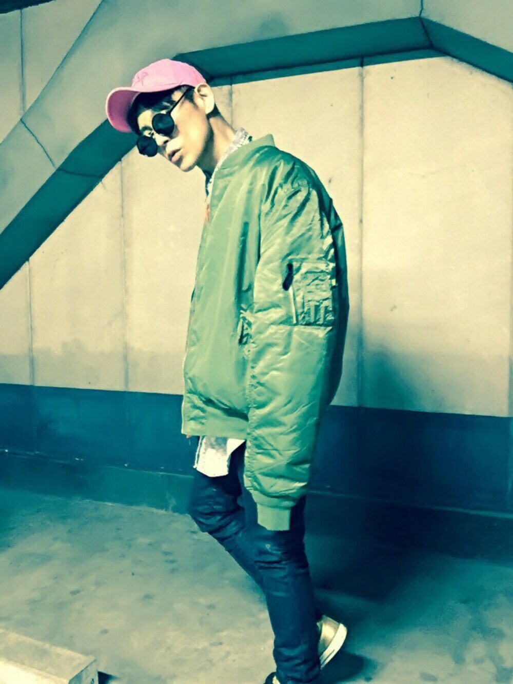 「スニーカー、シンプル、ピンク、MA-1、キャップ、converse、オーバーサイズ、ケミカルウォッシュ、スキニーデニム、ゴールドアクセ」｜「CASPER JOHN AIVERのHELP刺繍キャップ（キャップ、ピンク系）」を使った、TETUさん（メンズ・174cm）の春コーディネートの1枚目の写真