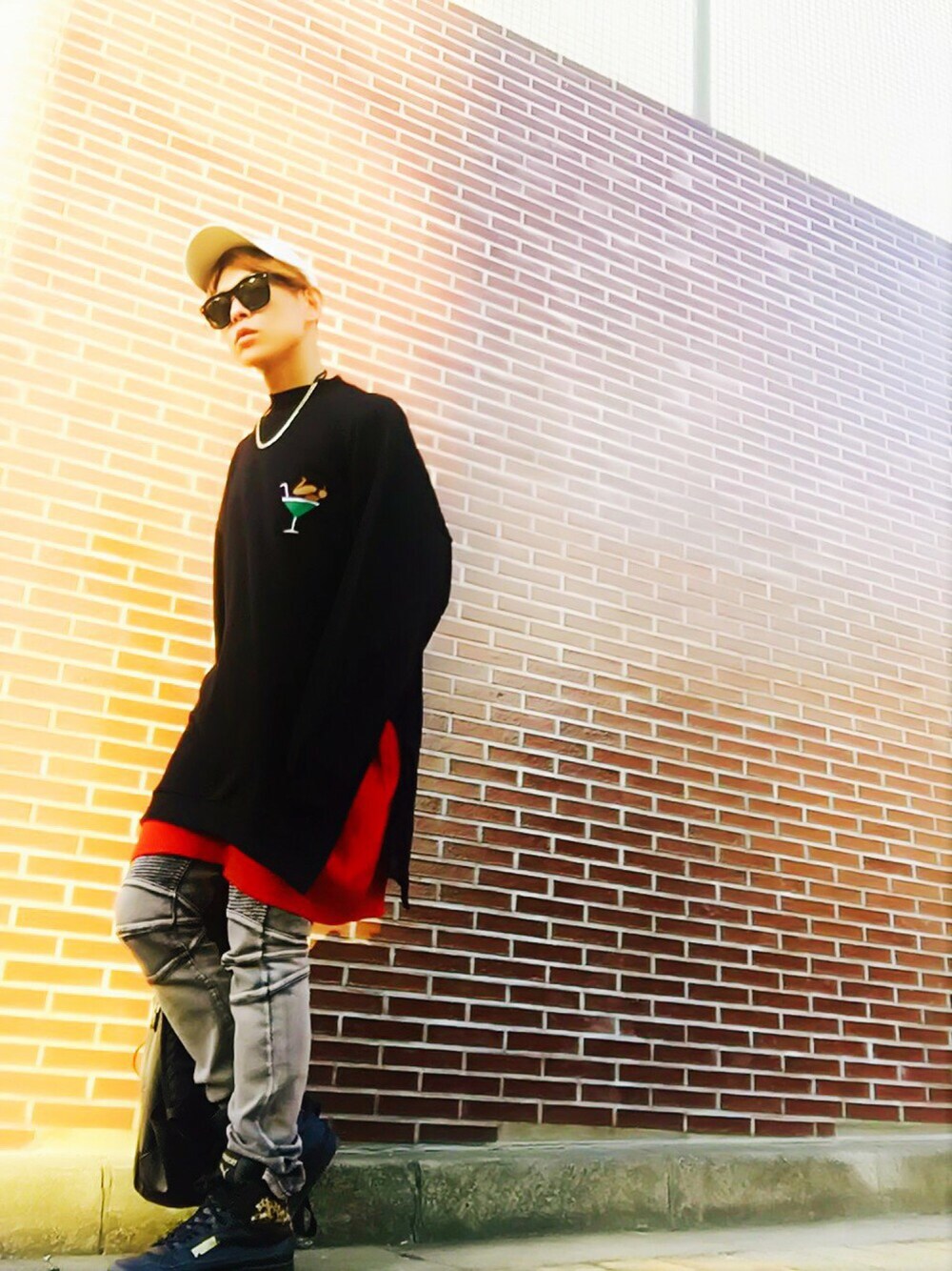 「スニーカー、デニム、バックパック、キャップ、レイヤードスタイル、オーバーサイズ、ロング丈、春、黒スニーカー、ローキャップ」｜「PUNYUSのFUGUハイネックロングスウェット（スウェット、ブラック系）」を使った、TETUさん（メンズ・174cm）の春コーディネートの1枚目の写真