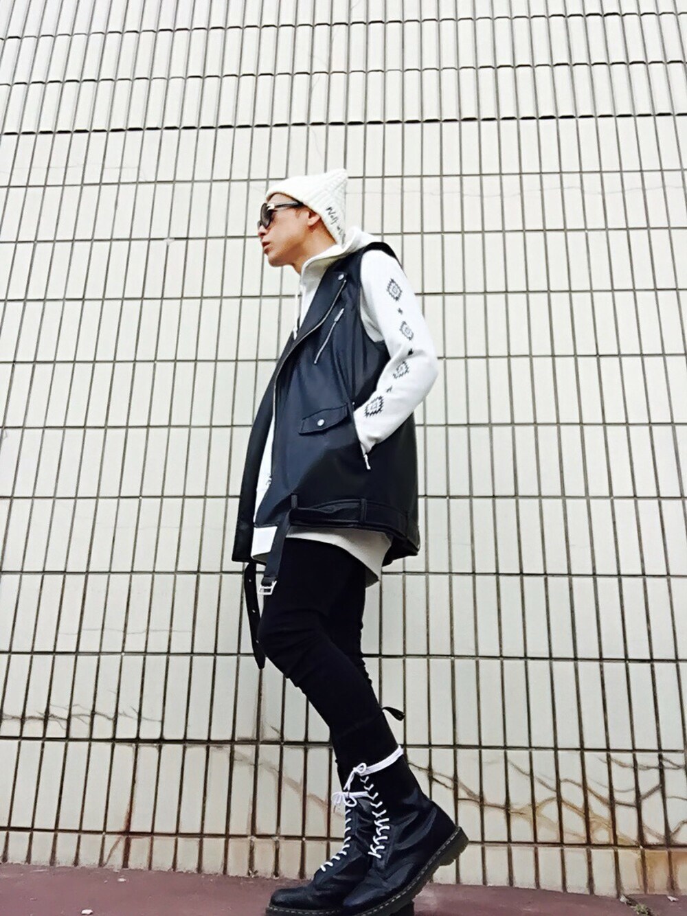「ライダース、スキニー、パーカー、ストリート、サングラス、Dr.Martens、モノトーン、レイヤードスタイル、ロング丈、春コーデ」｜「BASECONTROLのトライバルロングパーカ（パーカー、ホワイト系）」を使った、TETUさん（メンズ・174cm）の春コーディネートの1枚目の写真