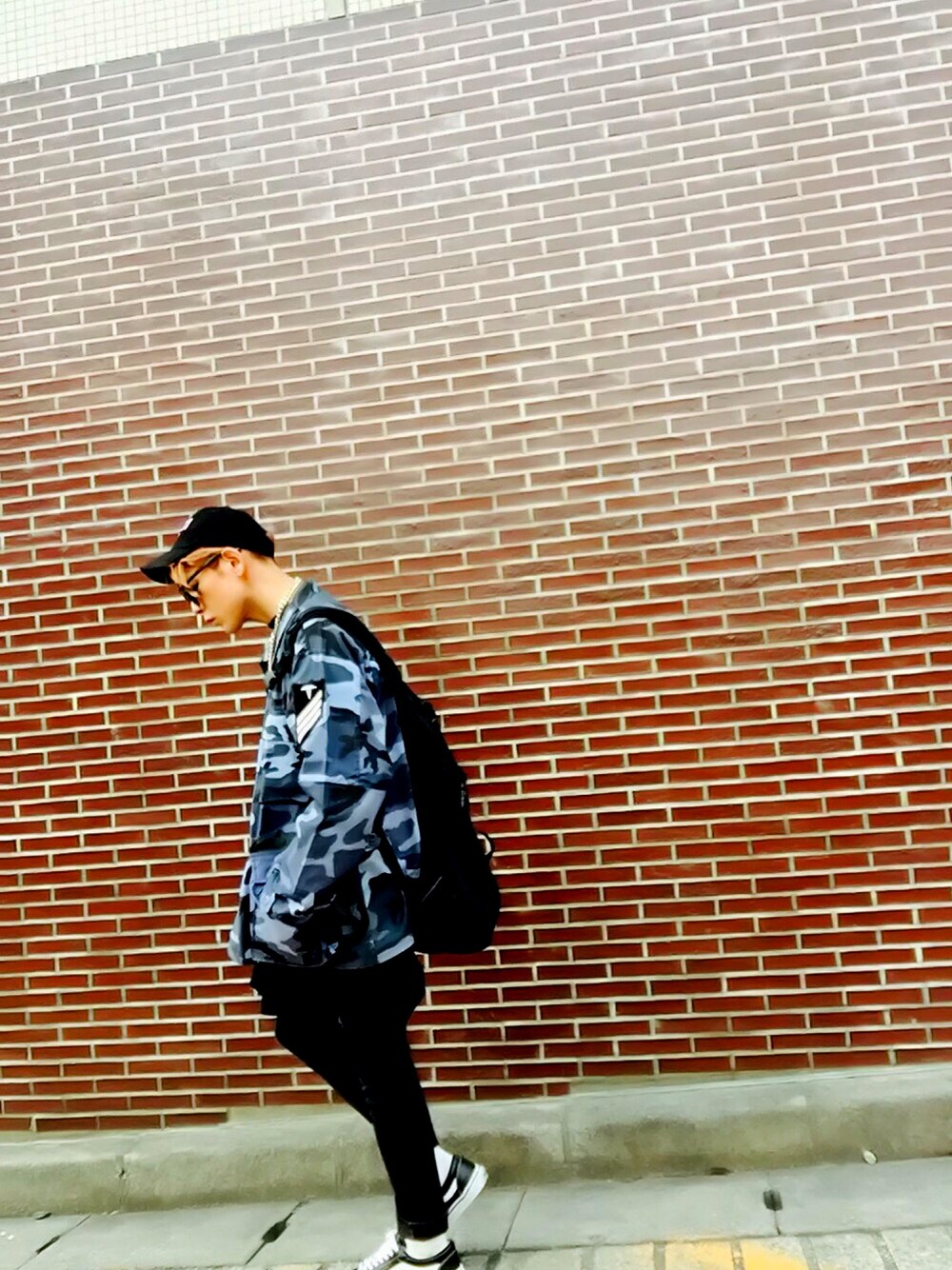 「スニーカー、VANS、ミリタリー、バックパック、キャップ、迷彩、ラフ、春、ゴールドアクセ、黒スキニー」｜「WEGOのWEGO/NYCキャップ（キャップ、ブラック系）」を使った、TETUさん（メンズ・174cm）の春コーディネートの1枚目の写真