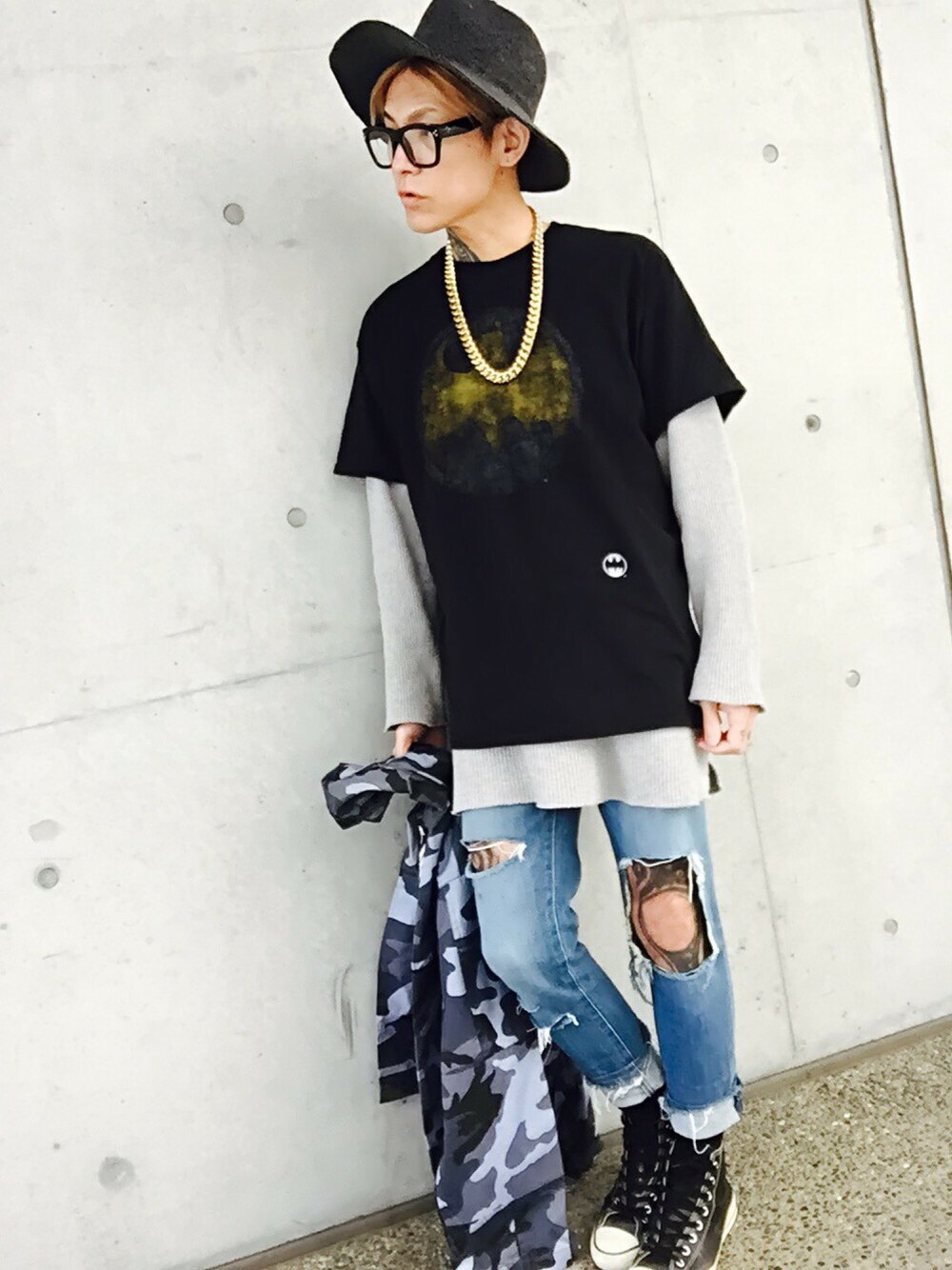 「スニーカー、デニム、シンプル、めがね、converse、ハット、レイヤードスタイル、ロング丈、ロールアップ、春コーデ」｜「CHAPTER WORLD select のDEAD TOUR TRUCKING / REVERSE THERMOS HAT_lbi（ハット、グレー系）」を使った、TETUさん（メンズ・174cm）の春コーディネートの1枚目の写真