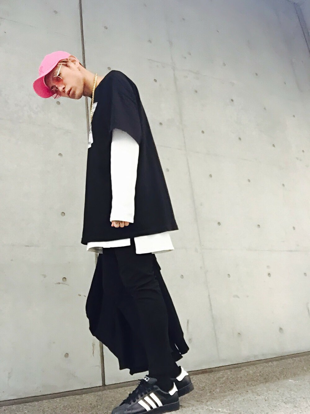 「スニーカー、カジュアル、レイヤード、スキニー、キャップ、パーカー、黒、オーバーサイズ、ラフ、春」｜「CASPER JOHN AIVERのHELP刺繍キャップ（キャップ、ピンク系）」を使った、TETUさん（メンズ・174cm）の春コーディネートの1枚目の写真