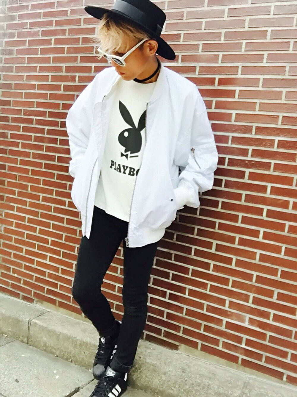 「スニーカー、シンプル、ホワイト、スキニー、MA-1、ハット、モノトーン、ロールアップ、黒スキニー、白Tシャツ」｜「WHITELANDのLHP/エルエイチピー/WhiteLandBlackBurn/ホワイトランドブラックバーン/New Big MA-1（MA-1、ホワイト系）」を使った、TETUさん（メンズ・174cm）の春コーディネートの1枚目の写真