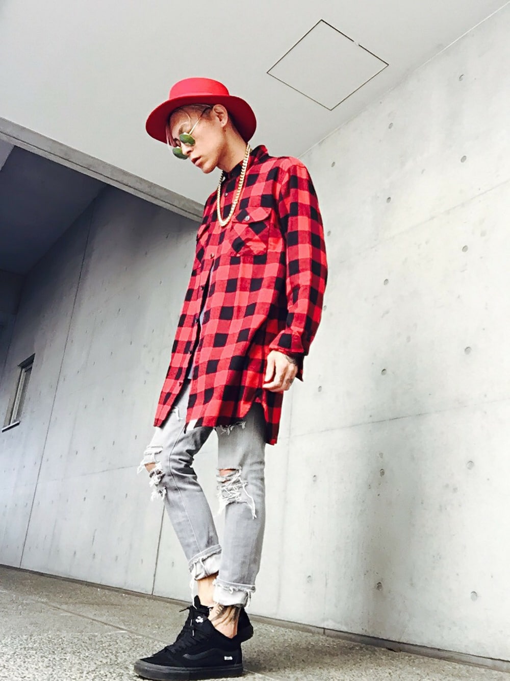 「スニーカー、シャツ、チェックシャツ、夏、スキニー、赤、ロングシャツ、ロング丈、春、クラッシュデニム」｜「WEGOのWEGO/ワイドブリムカンカンハット（ハット、レッド系）」を使った、TETUさん（メンズ・174cm）の春コーディネートの1枚目の写真