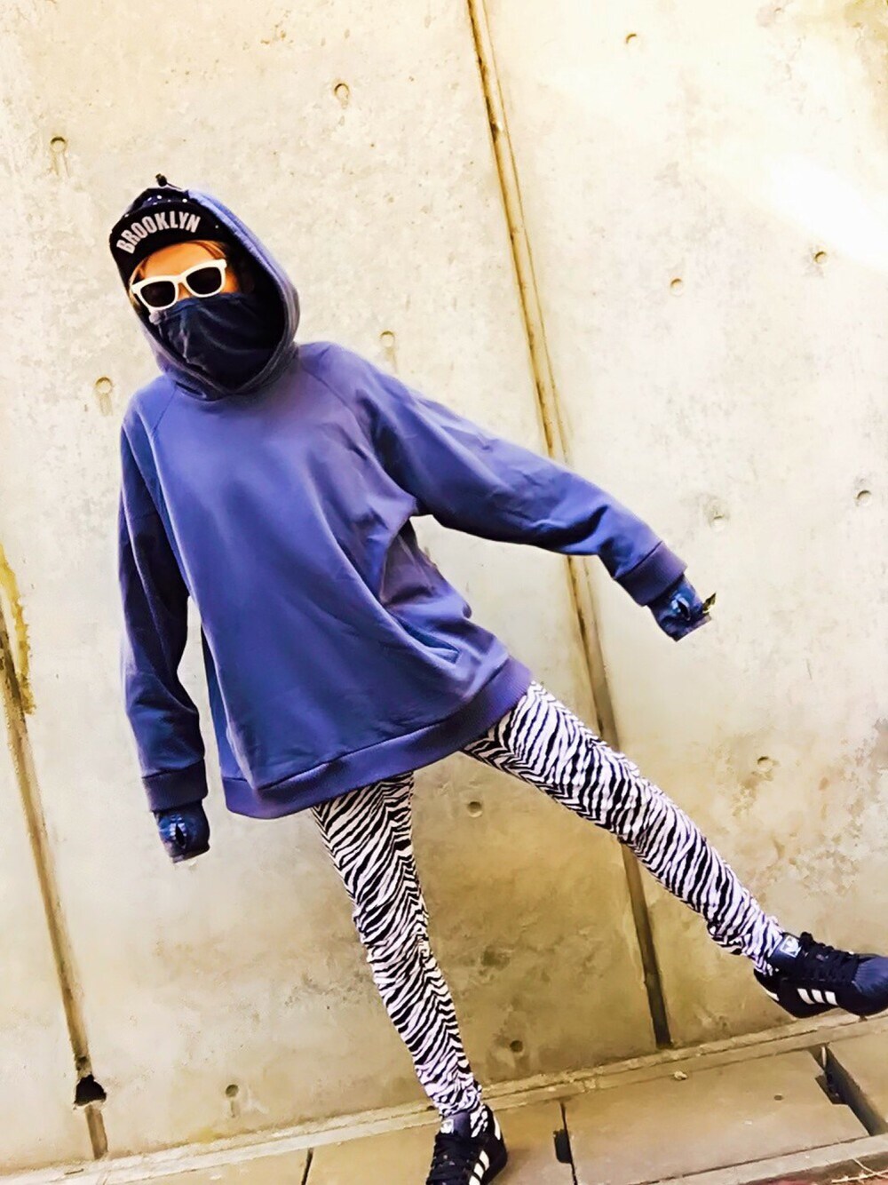 「スニーカー、スキニー、キャップ、パーカー、adidas、サングラス、オーバーサイズ、ラフ、ビッグシルエット、NEW ERA」｜「ONSPOTZのONSPOTZ ORIGINAL NEWERA BIKE CAP STAR SOTS UNDERVISOR BOOKLYN NAVY [ NEW ERA CAP ]（キャップ、ブルー系）」を使った、TETUさん（メンズ・174cm）の春コーディネートの1枚目の写真