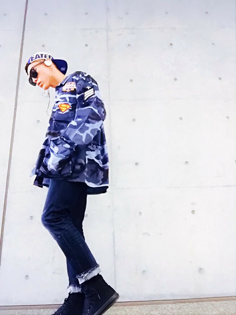 「スニーカー、ミリタリー、converse、サングラス、迷彩、ロールアップ、古着、休日スタイル、古着MIX、シャツスタイル」｜「UNDEFEATED のUNDEFEATED CONSTRUCTED CAMP CAP	（キャップ、ブルー系）」を使った、TETUさん（メンズ・174cm）の春コーディネートの1枚目の写真
