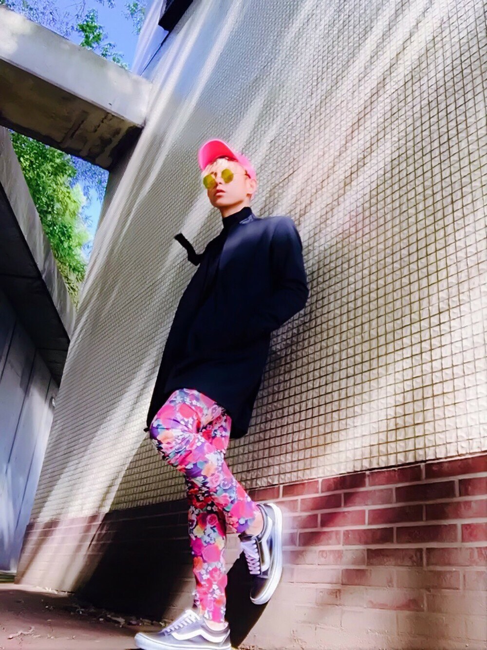 「ピンク、大人カジュアル、サングラス、テーラードジャケット、キャップ、スニーカー、VANS、黒、夏、ジャケット」｜「EMODAのEMODA　ｽｷﾆｰﾊﾟﾝﾂ/ｻｲｽﾞ２（その他パンツ、ピンク系）」を使った、TETUさん（メンズ・174cm）の春コーディネートの1枚目の写真