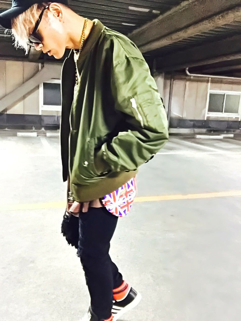 「スニーカー、スキニー、MA-1、キャップ、adidas、ストリート、オーバーサイズ、ロング丈、サングラス、ゴールドアクセ」｜「L.H.PのLHP/エルエイチピー/chica/チカ/LaceUp MA-1（MA-1、グリーン系）」を使った、TETUさん（メンズ・174cm）の夏コーディネートの1枚目の写真