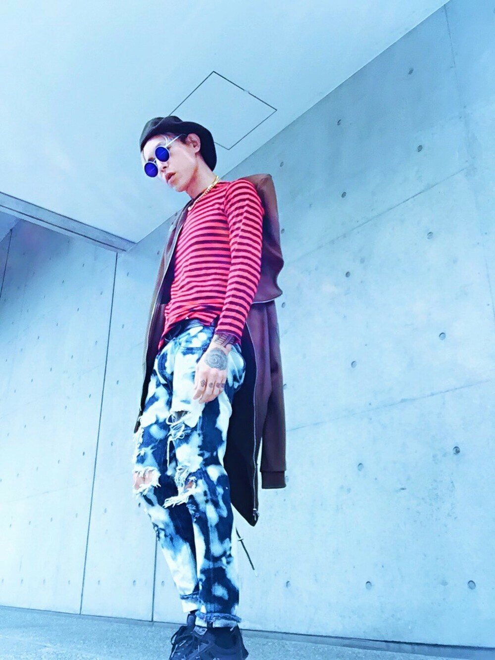 「ベレー帽、サングラス、ボーダー、オトナカジュアル、スニーカー、シンプル、adidas、デニムパンツ、夏、カーキ」｜「COMMONWARE AMERICAN RAG CIE&MagineのAMERICAN RAG CIE&Magine COMMONWARE バスクボーダーカットソー（Tシャツ/カットソー、レッド系）」を使った、TETUさん（メンズ・174cm）の夏コーディネートの1枚目の写真