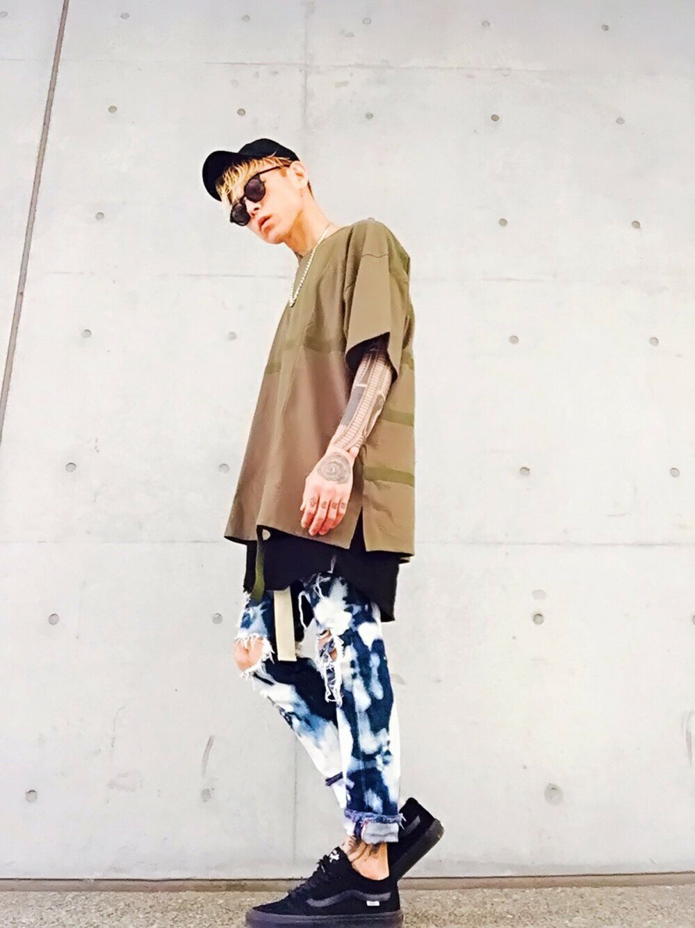 「ビッグシルエット、ビッグT、ラフ、カーキ、デニム、オトナカジュアル、スニーカー、VANS、レイヤードスタイル、キャップ」｜「XX FOURのTaping Big Tee（Tシャツ/カットソー、グリーン系）」を使った、TETUさん（メンズ・174cm）の夏コーディネートの1枚目の写真