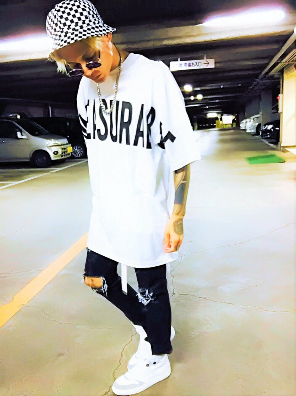 「モノトーン、Tシャツ、オーバーサイズ、白Tシャツ、夏コーデ、シンプルスタイル、黒スキニー、バケットハット、ストリート、スニーカー」｜「JT & COのCHECKER BUCKET HAT（ハット、その他）」を使った、TETUさん（メンズ・174cm）の夏コーディネートの1枚目の写真