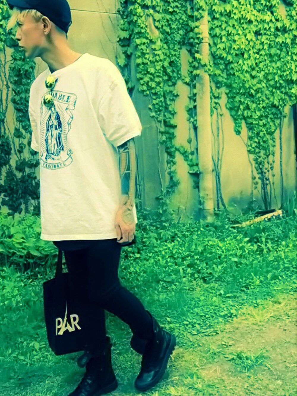 「スニーカー、キャップ、モノトーン、オーバーサイズ、黒スキニー、白Tシャツ、Tシャツ、ラフ、夏、古着MIX」｜「PALLADIUMのPALLADIUM/パラディウム Baggy Leather ZIP/バギー レザー シップ 03390（スニーカー、ブラック系）」を使った、TETUさん（メンズ・174cm）の夏コーディネートの1枚目の写真