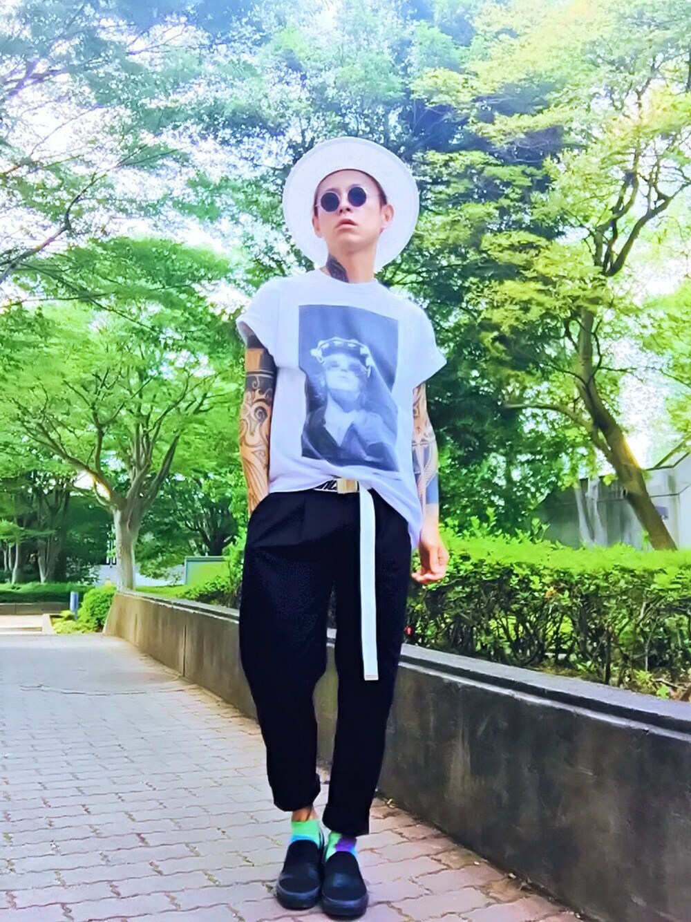 「ラフ、シンプル、Tシャツ、ロールアップ、モノトーン、モード、ハット、サングラス、タックパンツ、スニーカー」｜「STUSSYのSTUSSY　ｸﾞﾗﾌｨｯｸT（Tシャツ/カットソー、ホワイト系）」を使った、TETUさん（メンズ・174cm）の夏コーディネートの1枚目の写真