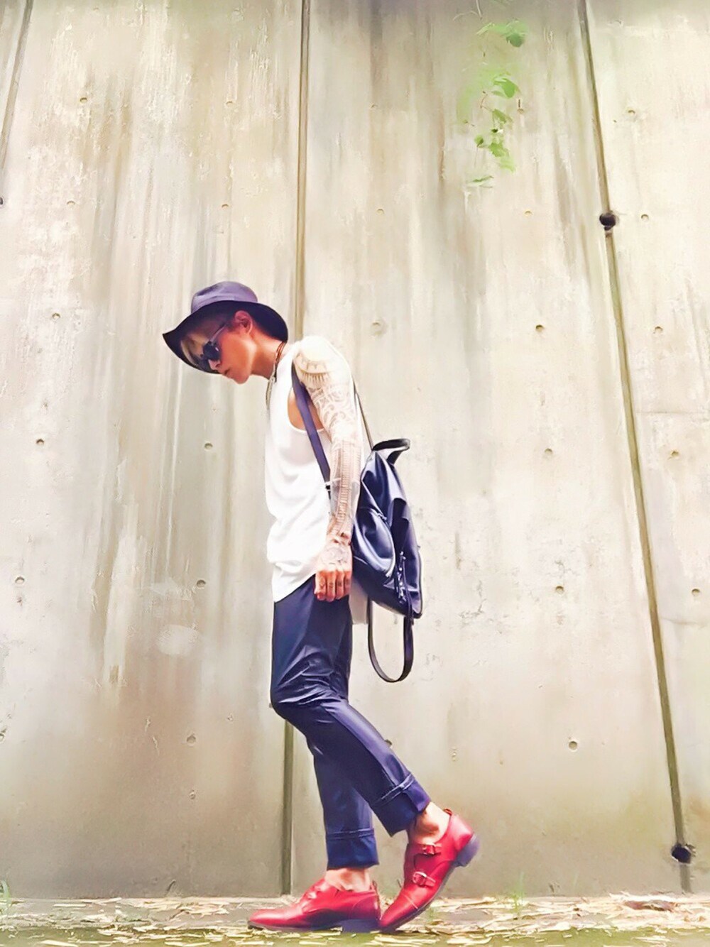 「夏、シンプルコーデ、大人カジュアル、黒、ハット、ノースリーブ、ロングTシャツ、サングラス、H&M、めがね」｜「PROJECT SR'ESの【Unlimited Ability】ワッフルノースリーブロング丈カットソー（Tシャツ/カットソー、ホワイト系）」を使った、TETUさん（メンズ・174cm）の夏コーディネートの1枚目の写真