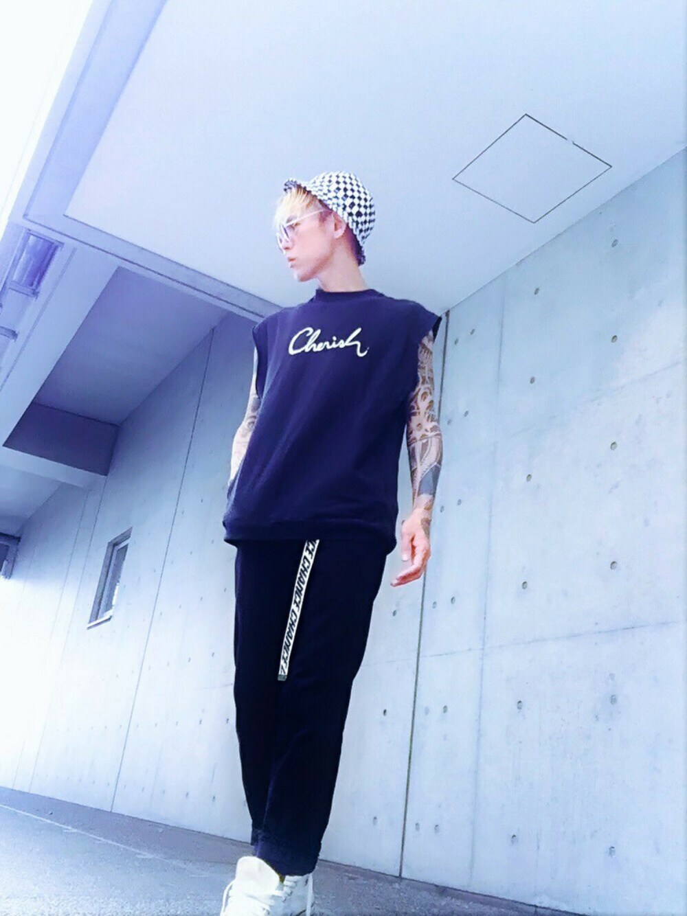 「シンプル、モノトーン、ラフ、スニーカー、converse、夏、オトナカジュアル、ノースリーブ、サングラス、ハット」｜「JT & COのCHECKER BUCKET HAT（ハット、その他）」を使った、TETUさん（メンズ・174cm）の夏コーディネートの1枚目の写真