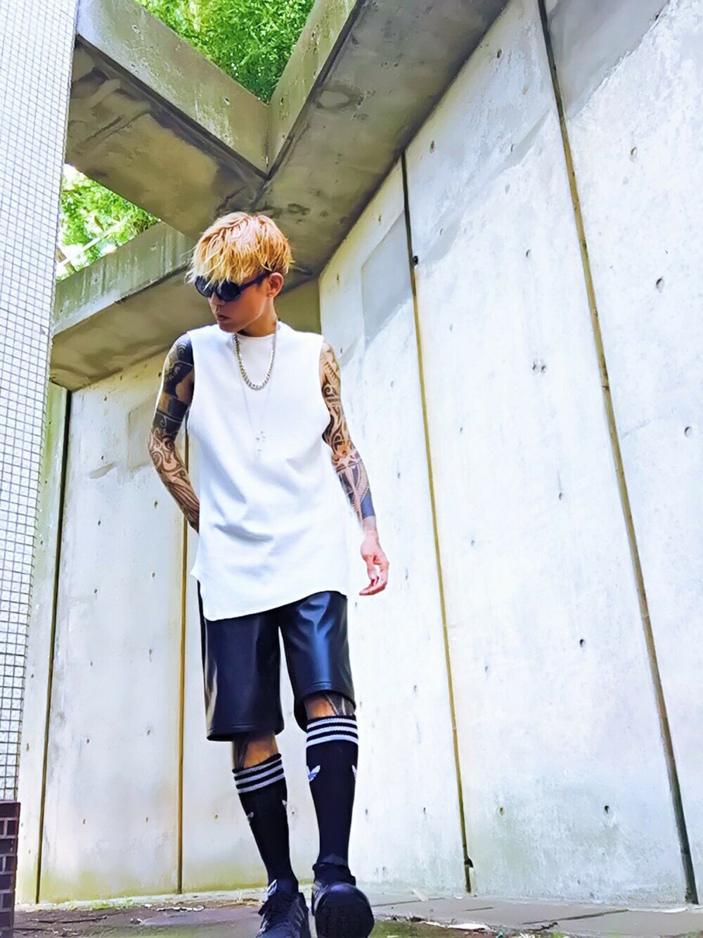 「ハーフパンツ、ブラック、ハイソックス、黒、スニーカー、adidas、ロングTシャツ、ノースリーブ、夏、モノトーン」｜「PROJECT SR'ESの【Unlimited Ability】ワッフルノースリーブロング丈カットソー（Tシャツ/カットソー、ホワイト系）」を使った、TETUさん（メンズ・174cm）の夏コーディネートの1枚目の写真