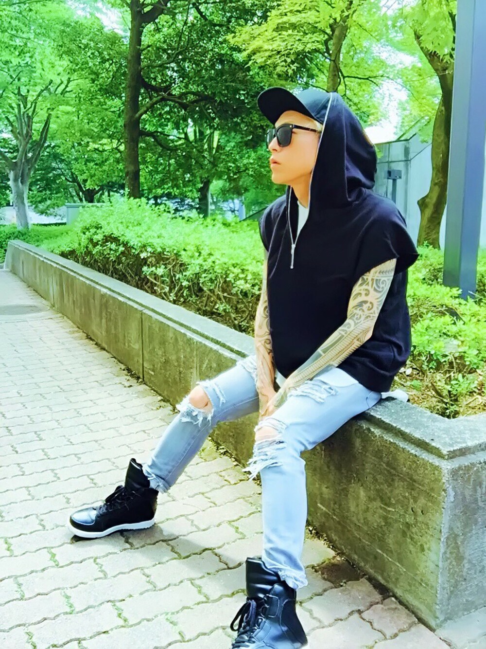 「パーカー、黒、キャップ、スニーカー、ブラック、スキニーデニム、ストリート、モノトーンコーデ、夏コーデ、シンプル」｜「EMODAの【SH】HALF ZIP SHORT SLEEVE HOODIE（Tシャツ/カットソー、ブラック系）」を使った、TETUさん（メンズ・174cm）の夏コーディネートの1枚目の写真