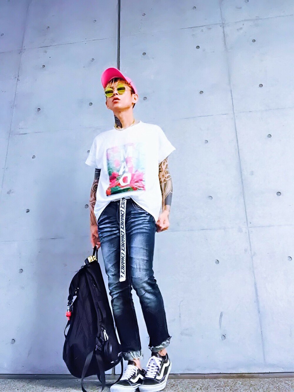 「8月お盆じりTシャツ祭り、夏コーデ、スキニーデニム、シンプル、Tシャツ、ラクチンコーデ、スニーカー、VANS、バックパック、キャップ」｜「jouetieのローズMAD T（Tシャツ/カットソー、ホワイト系）」を使った、TETUさん（メンズ・174cm）の夏コーディネートの1枚目の写真
